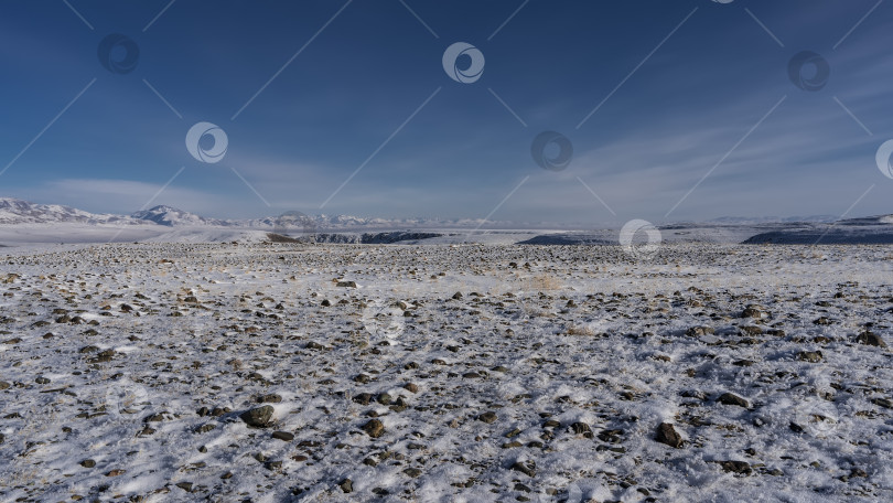 Скачать Каменистая почва в долине покрыта снегом. фотосток Ozero