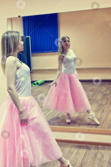 Скачать Красивая молодая танцовщица позирует перед зеркалом фотосток Ozero