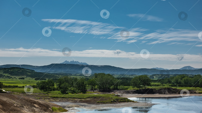 Скачать В кальдере потухшего вулкана есть озеро. фотосток Ozero