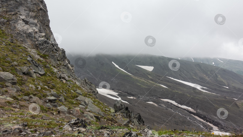 Скачать Горы скрыты низкими облаками и туманом. фотосток Ozero