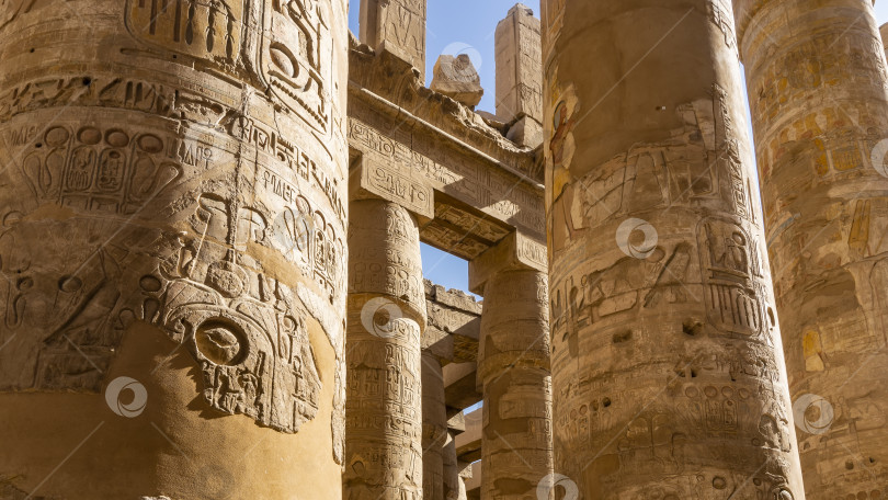Скачать Колонны гипостильного зала в Карнакском храме Луксора на фоне голубого неба фотосток Ozero