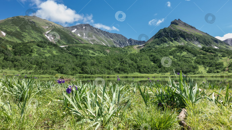 Скачать Изумрудное озеро расположено у подножия горного хребта. фотосток Ozero