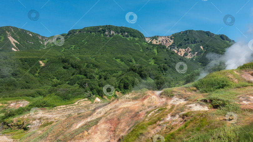 Скачать Живописные горы, покрытые зеленой растительностью. фотосток Ozero