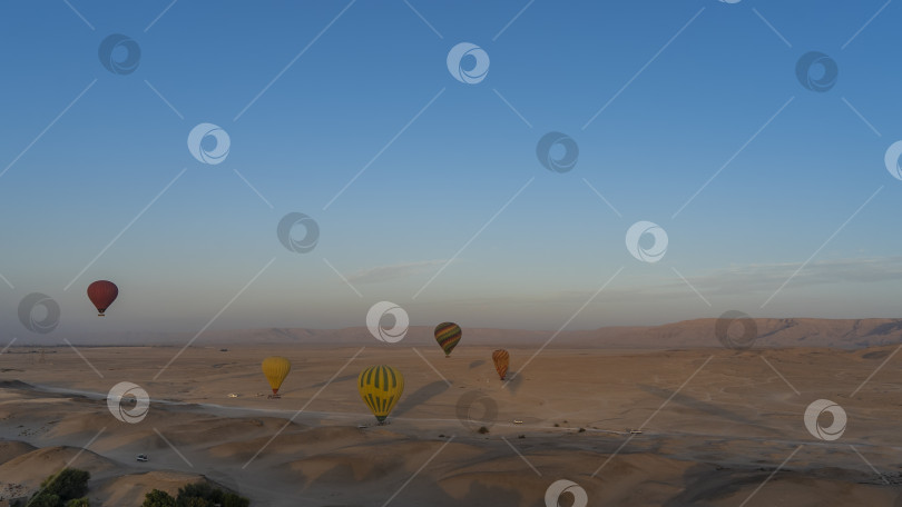 Скачать Яркие воздушные шары летают над египетской пустыней. фотосток Ozero