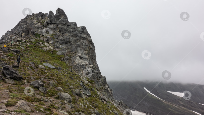 Скачать Склоны гор скрыты низкими облаками. фотосток Ozero