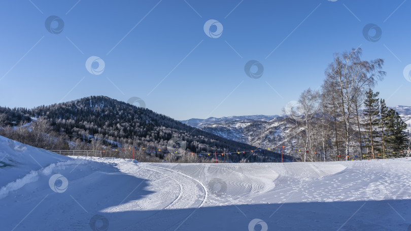 Скачать На заснеженном плато горнолыжного курорта видны следы лыж. фотосток Ozero