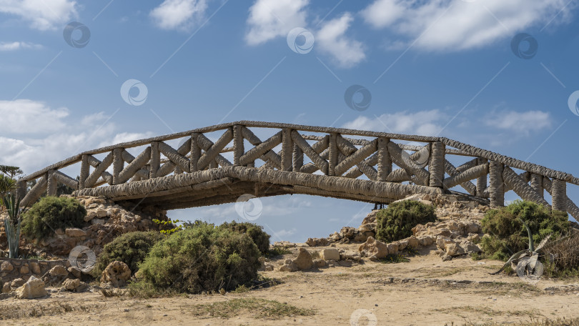 Скачать Декоративный арочный мост сделан из пальмовых стволов. фотосток Ozero