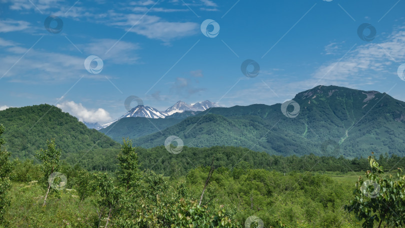 Скачать Долина окружена горным хребтом. фотосток Ozero