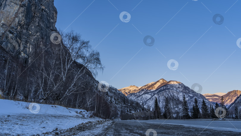 Скачать Асфальтированная дорога проходит вдоль горного склона. = фотосток Ozero