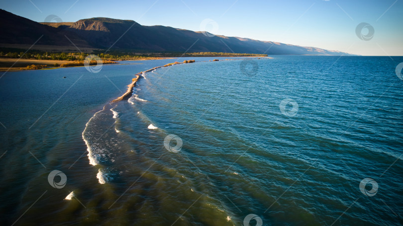 Скачать Прекрасный морской пейзаж. Волны у берега, песчаная отмель. фотосток Ozero