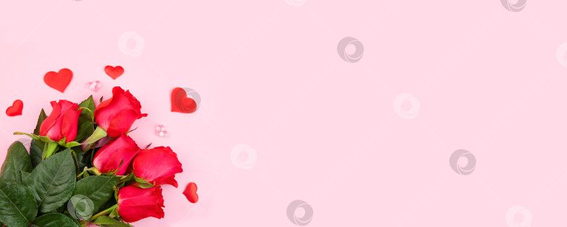 Скачать Букет красных роз, украшения в форме сердца на розовом фоне. Веб-баннер фотосток Ozero