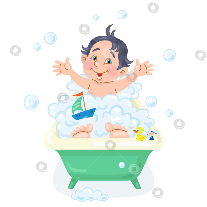 Скачать Забавный маленький мальчик сидит в ванне. Играет с мыльной пеной, пузырями и игрушечным корабликом. фотосток Ozero