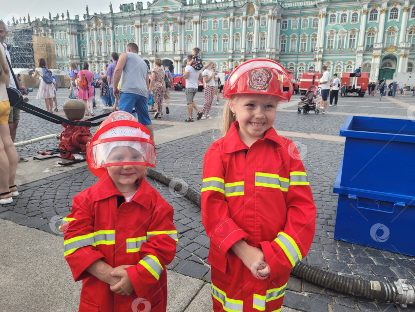 Скачать Дети примеряют на себя роль пожарных в Санкт-Петербурге фотосток Ozero