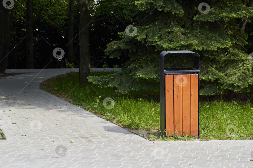 Скачать деревянная дорожка для мусорных баков в парке для сбора мусора. фотосток Ozero