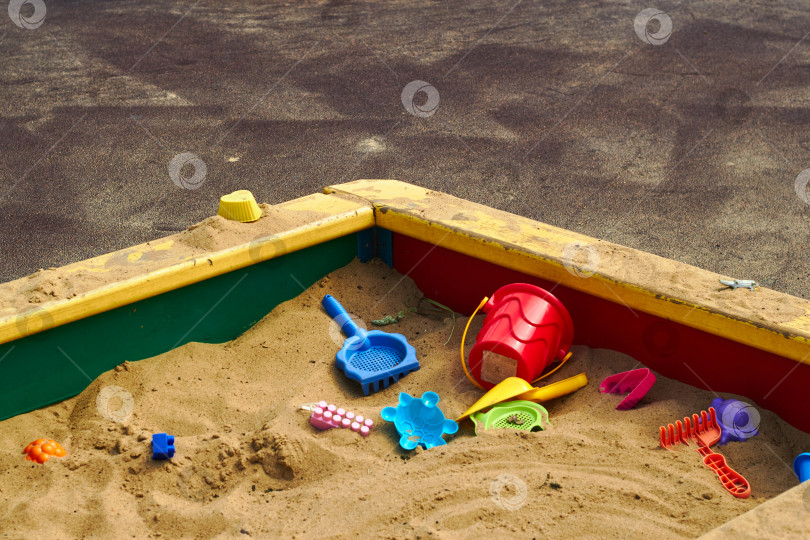 Скачать пластиковые детские игрушки в песочнице на детской площадке. фотосток Ozero