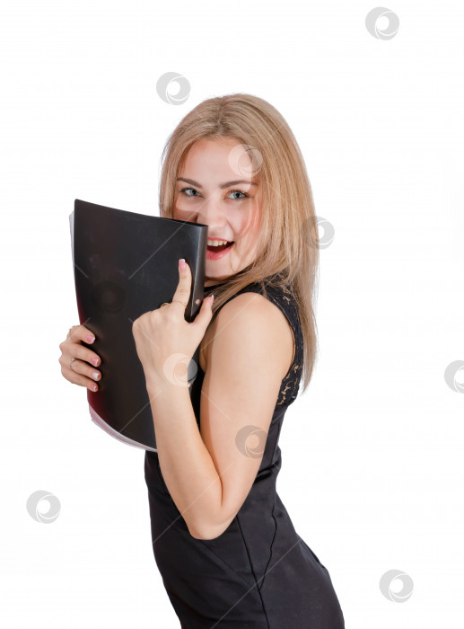 Скачать улыбающаяся женщина со светлыми волосами, закрывающая лицо папкой фотосток Ozero