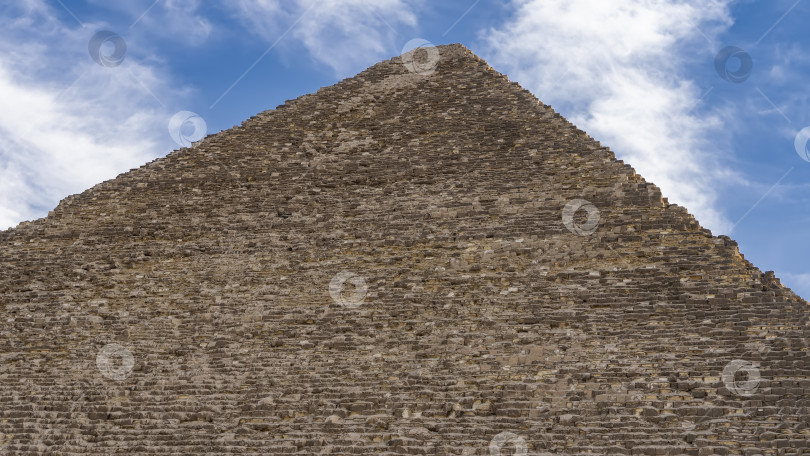 Скачать Великая пирамида Хеопса на фоне голубого неба и облаков. фотосток Ozero