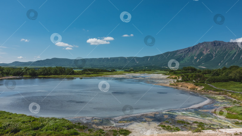 Скачать Голубое термальное озеро в кальдере потухшего вулкана. фотосток Ozero