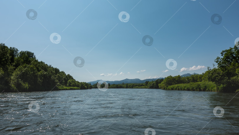 Скачать Спокойная голубая река под лазурным небом. фотосток Ozero