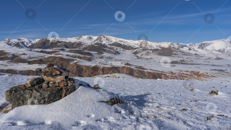 Скачать Живописный горный хребет на фоне голубого неба. фотосток Ozero