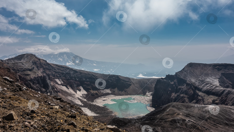Скачать Бирюзовое кислотное озеро в кратере действующего вулкана. фотосток Ozero