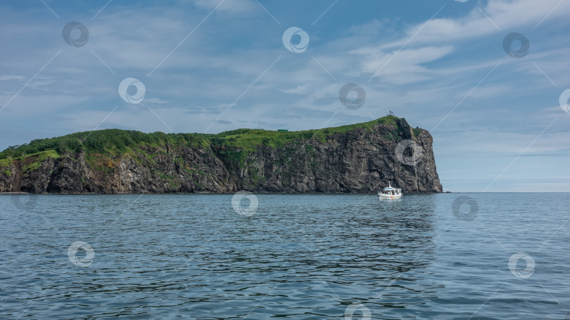 Скачать Живописное побережье Камчатки на фоне голубого неба. фотосток Ozero