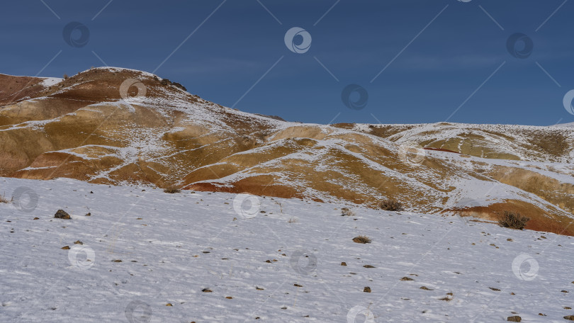Скачать Ярко-оранжевые холмы на фоне ясного голубого неба. фотосток Ozero