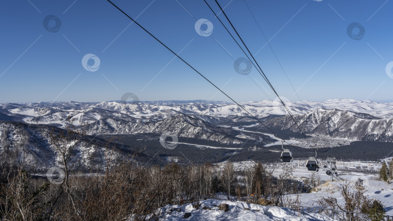 Скачать Канатная дорога над заснеженной долиной. фотосток Ozero