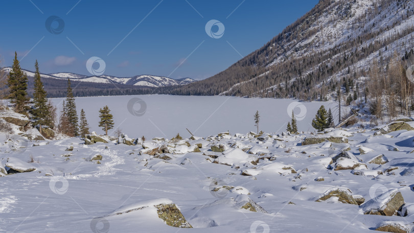 Скачать Замерзшее озеро окружено горами. фотосток Ozero