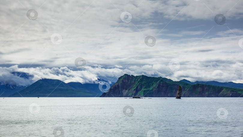 Скачать Живописное побережье Камчатки на фоне неба. фотосток Ozero