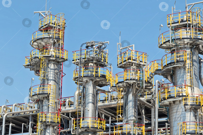 Скачать вид нефтехимических колонн на нефтеперерабатывающем заводе фотосток Ozero