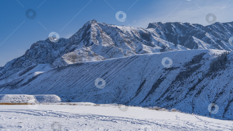 Скачать Живописный горный хребет на фоне голубого неба. фотосток Ozero