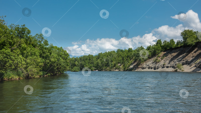 Скачать Спокойная голубая река течет под лазурным небом. фотосток Ozero