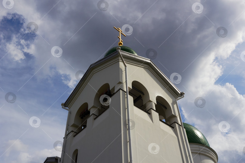 Скачать православная церковь, вид снизу на зеленые купола фотосток Ozero