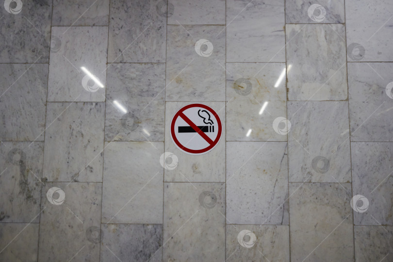 Скачать наклейка на стене "не курить". Символы и знаки. фотосток Ozero