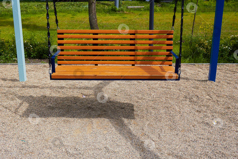 Скачать Фото деревянная скамейка-качели подвесная. Место для отдыха фотосток Ozero