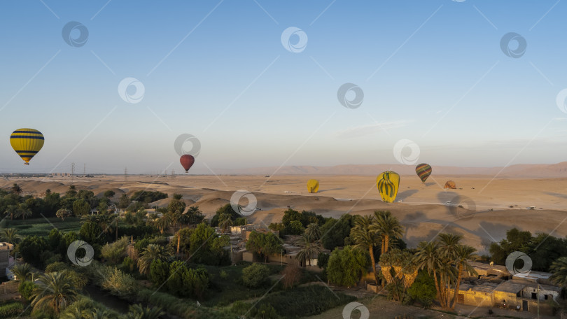 Скачать Яркие воздушные шары над Луксором. фотосток Ozero