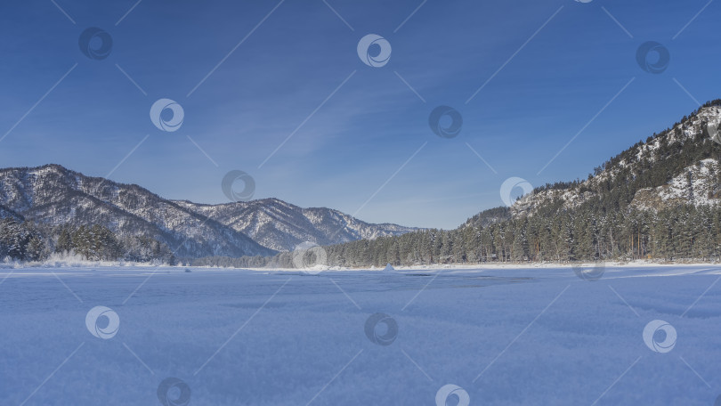 Скачать Долина покрыта чистым свежим снегом. фотосток Ozero