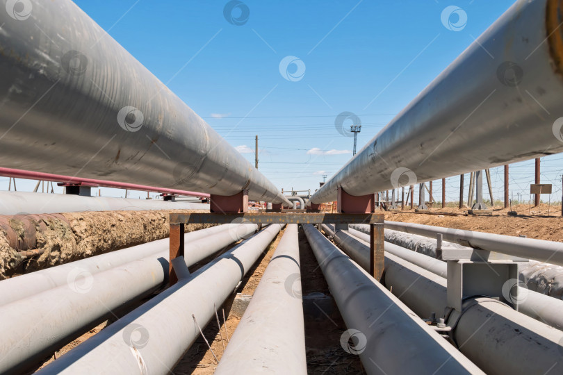 Скачать Наружные трубопроводы на нефтеперерабатывающем заводе фотосток Ozero