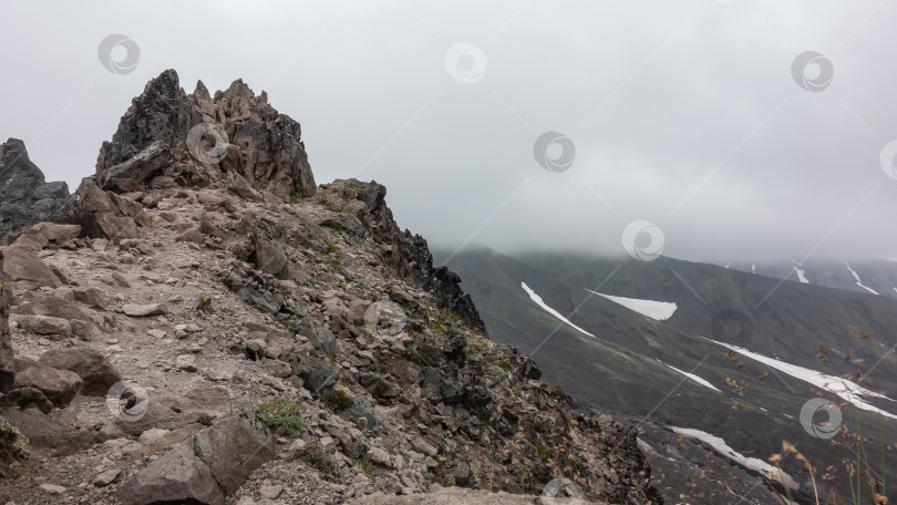 Скачать Вершина горы имеет причудливую форму. фотосток Ozero