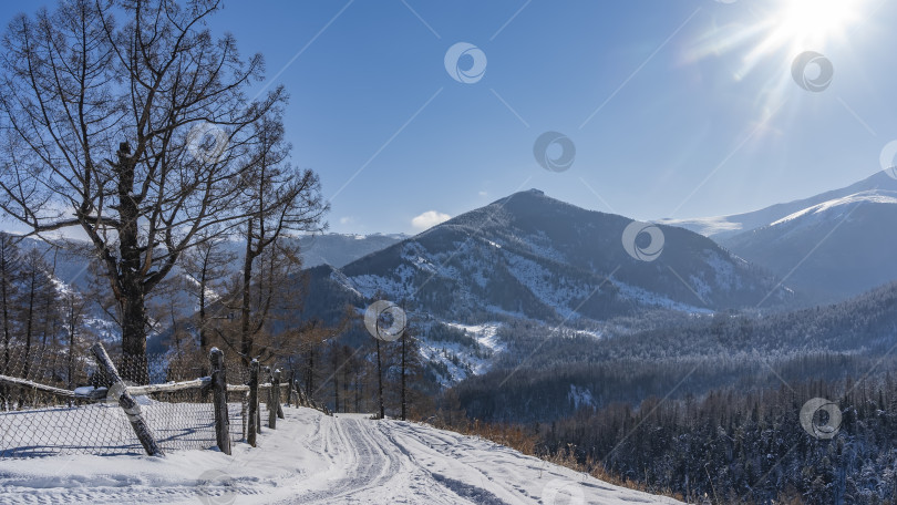 Скачать Дорога по краю ущелья. фотосток Ozero