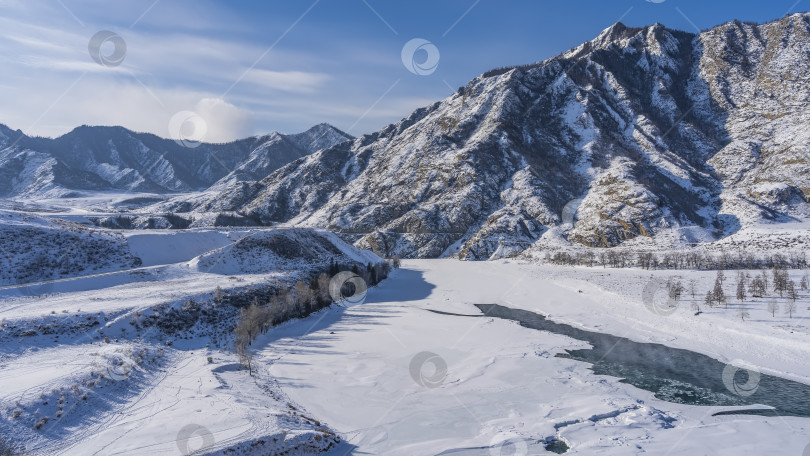 Скачать Замерзшая река в заснеженной долине. фотосток Ozero