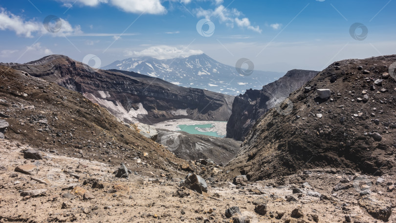 Скачать Бирюзовое кислотное озеро на вершине действующего вулкана. фотосток Ozero