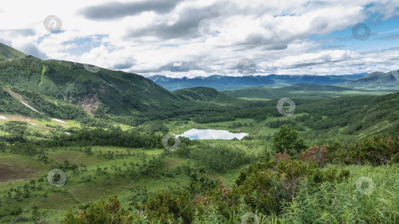 Скачать Озеро в долине окружено горами. фотосток Ozero