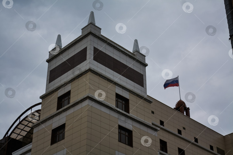 Скачать современное здание с флагом России. Здание суда. . фотосток Ozero