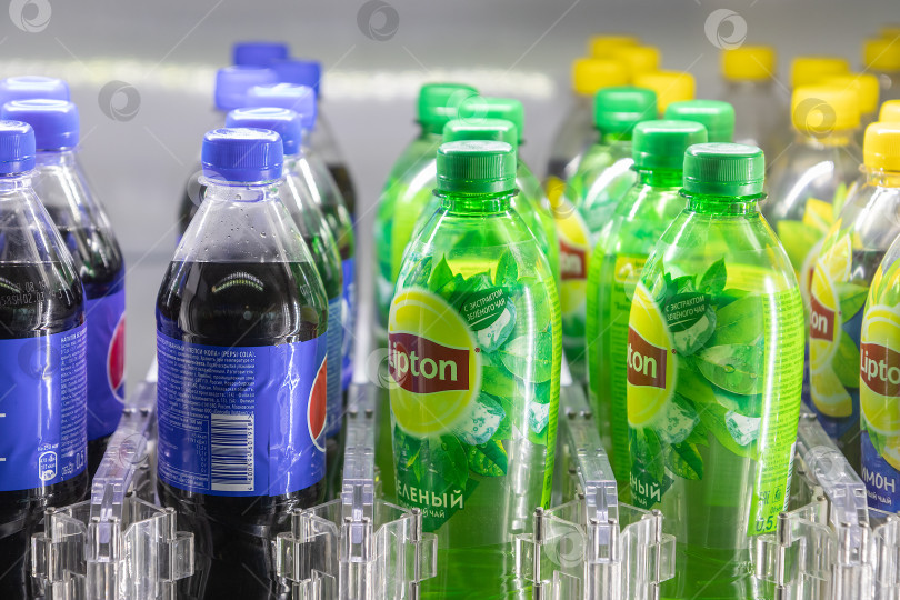 Скачать Москва, РОССИЯ - 12 апреля 2019 года: ряды бутылок Lipton и Pepsi. Держатели для пластиковых бутылок в торговом автомате фотосток Ozero