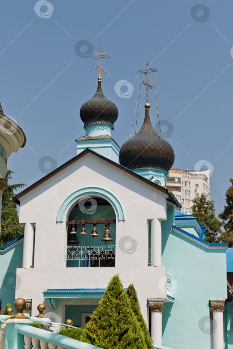 Скачать Вид на арку и колокольню церкви Святой Троицы в Сочи фотосток Ozero