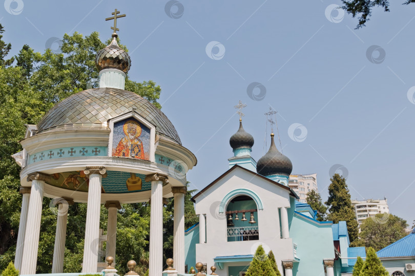 Скачать Вид на ротонду Святой воды на площади у церкви Святой Троицы в Сочи фотосток Ozero
