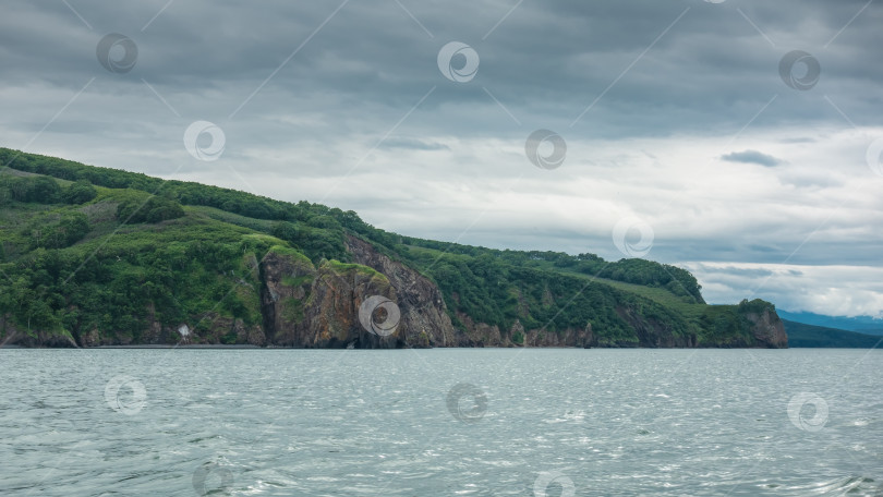 Скачать Живописное побережье Камчатки на фоне пасмурного неба. фотосток Ozero