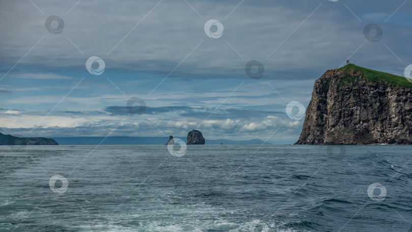 Скачать Живописные отвесные скалы возвышаются в Тихом океане. фотосток Ozero